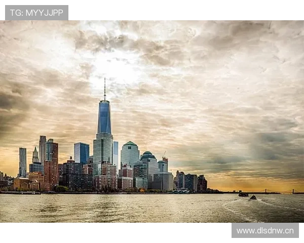 林丹出街拎个小包，包里东西看着能付我房租